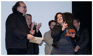 Elena Varela recibe su premio por el largometraje Newen Mapuche